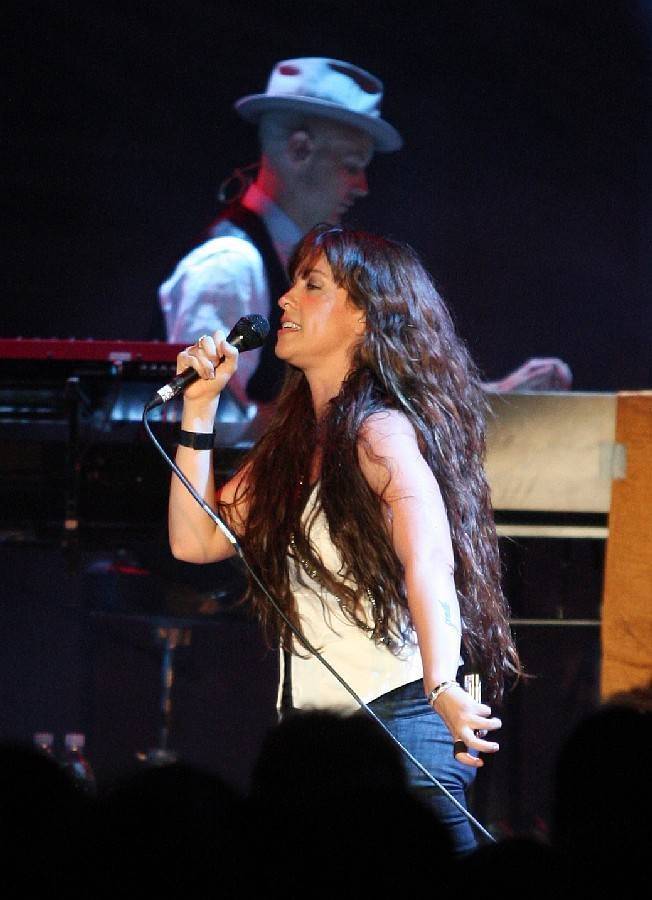 RETRO 2000 | Jediný samostatný koncert Alanis Morissette v Česku, dav nakrmila svými hity