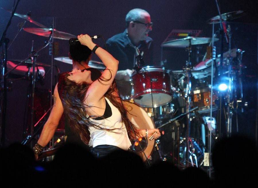 RETRO 2000 | Jediný samostatný koncert Alanis Morissette v Česku, dav nakrmila svými hity