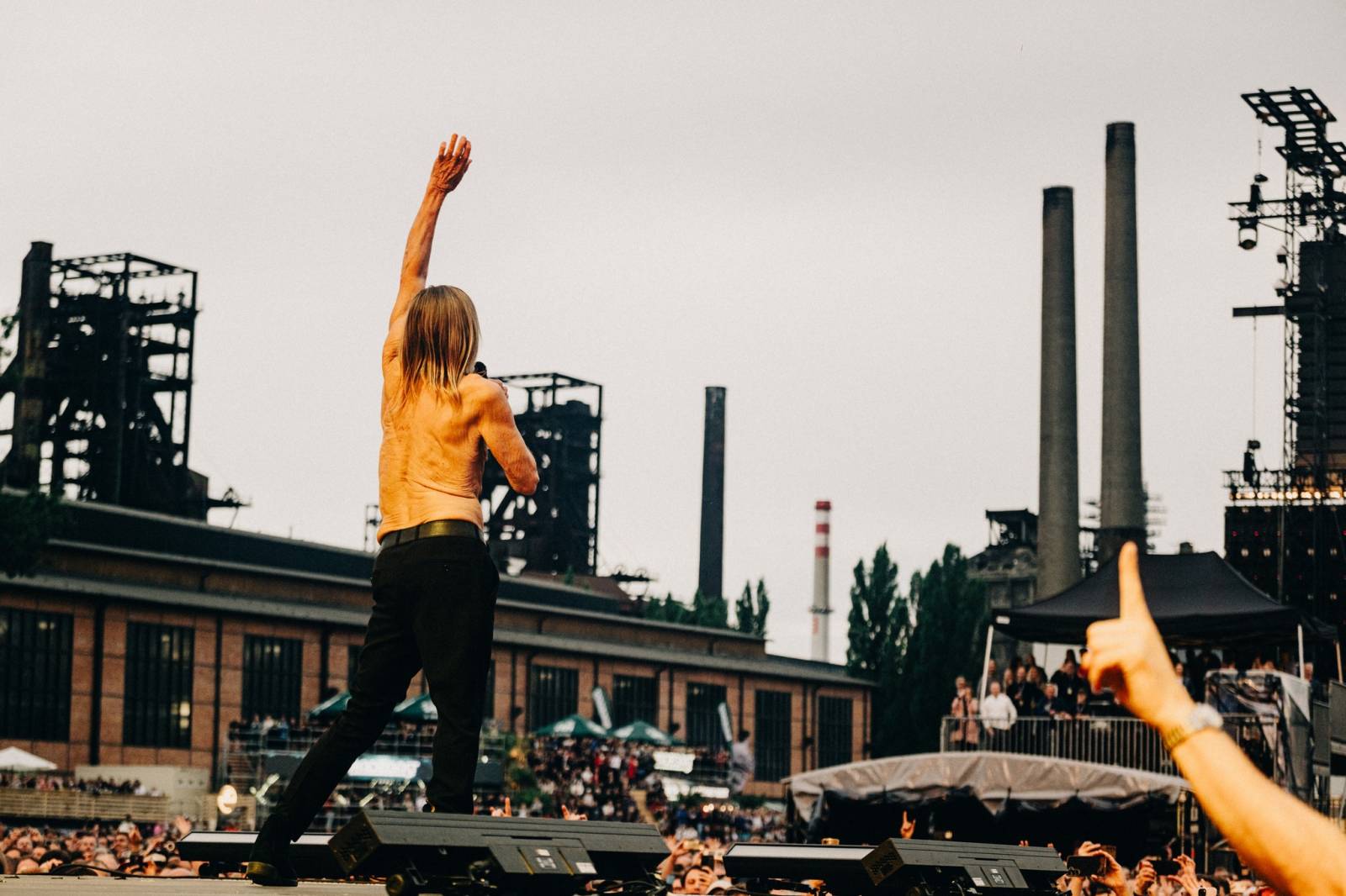 LIVE: Colours of Ostrava, den druhý. Výbušný Iggy Pop, uhrančivý Finneas i skvělá show Calina