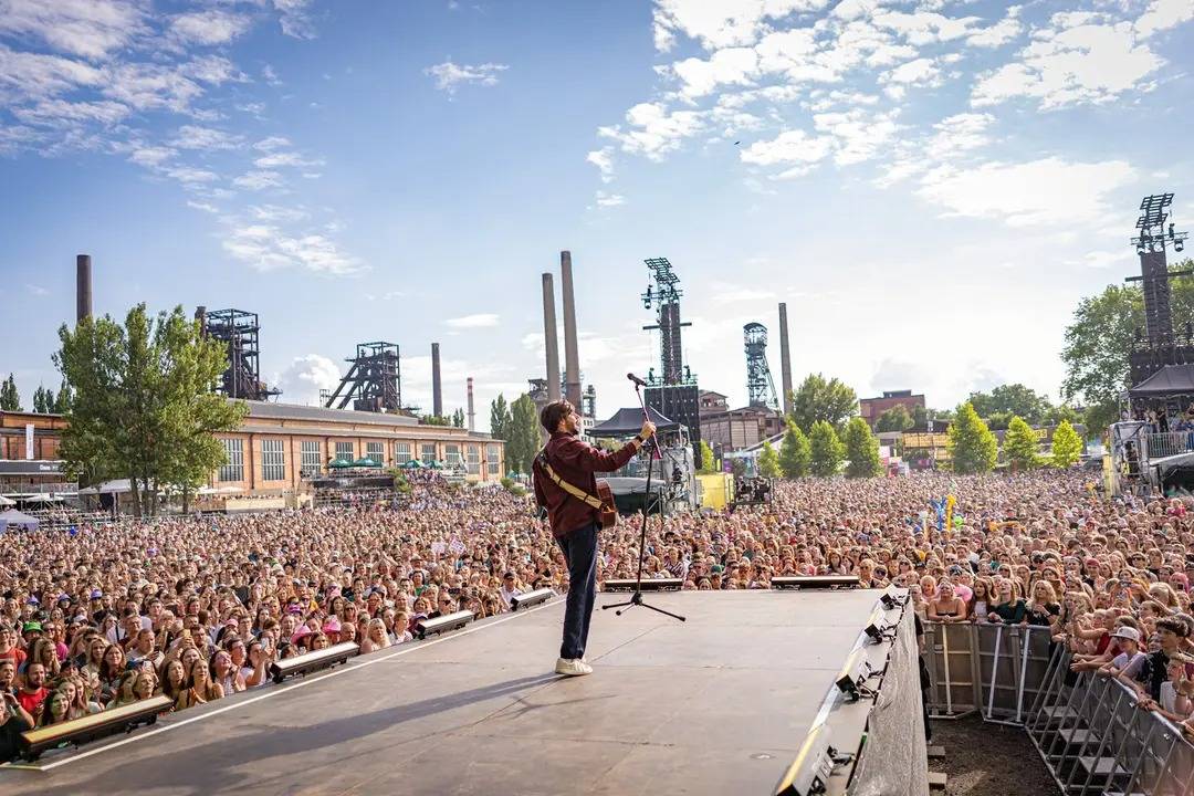 LIVE: Colours of Ostrava, den třetí. Snow Patrol i návrat Alvara Solera a překvapení v podobě Junga Jaeila s Janáčkovou filharmonií