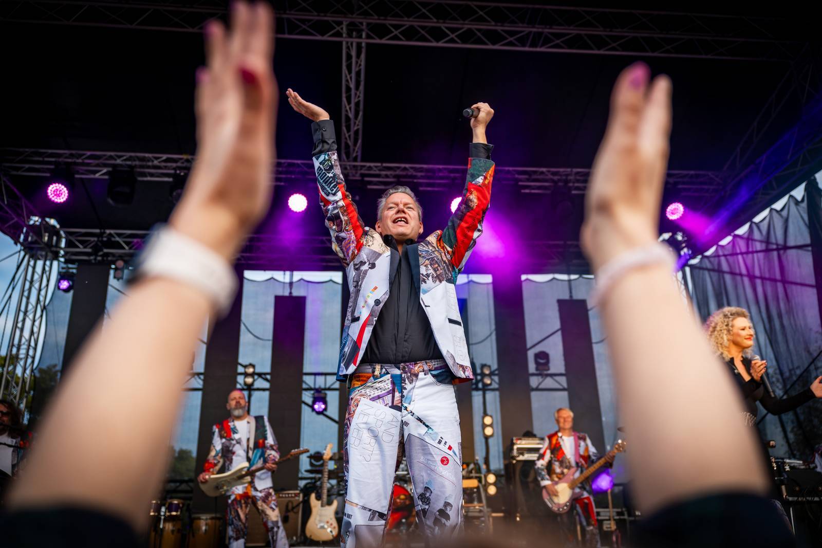 Na co se těšit v září: Do Česka se vrátí Robbie Williams, dorazí i Jason Mraz, Holly Johnson a Bleed From Within