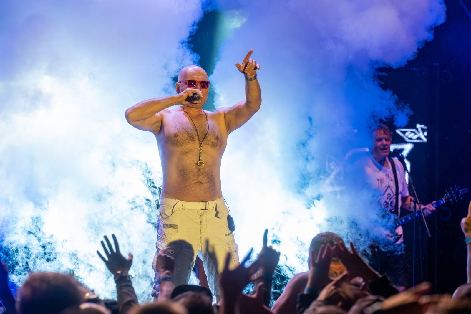 TOP 12 českých alb roku 2025 podle redakce iREPORTu. Patří Davidovi Stypkovi, Třem sestrám, Rybičkám 48, Panu Lynxovi i MIKOLASOVI