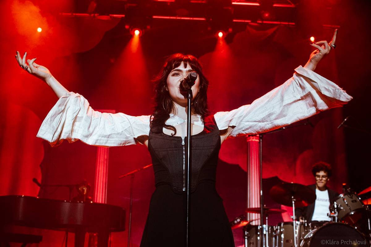 Na co se těšit v únoru: Béla Fleck zahraje na JazzFestBrno, mgk v O2 areně a Motionless In White, The Last Dinner Party i Tata Bojs ve Foru Karlín