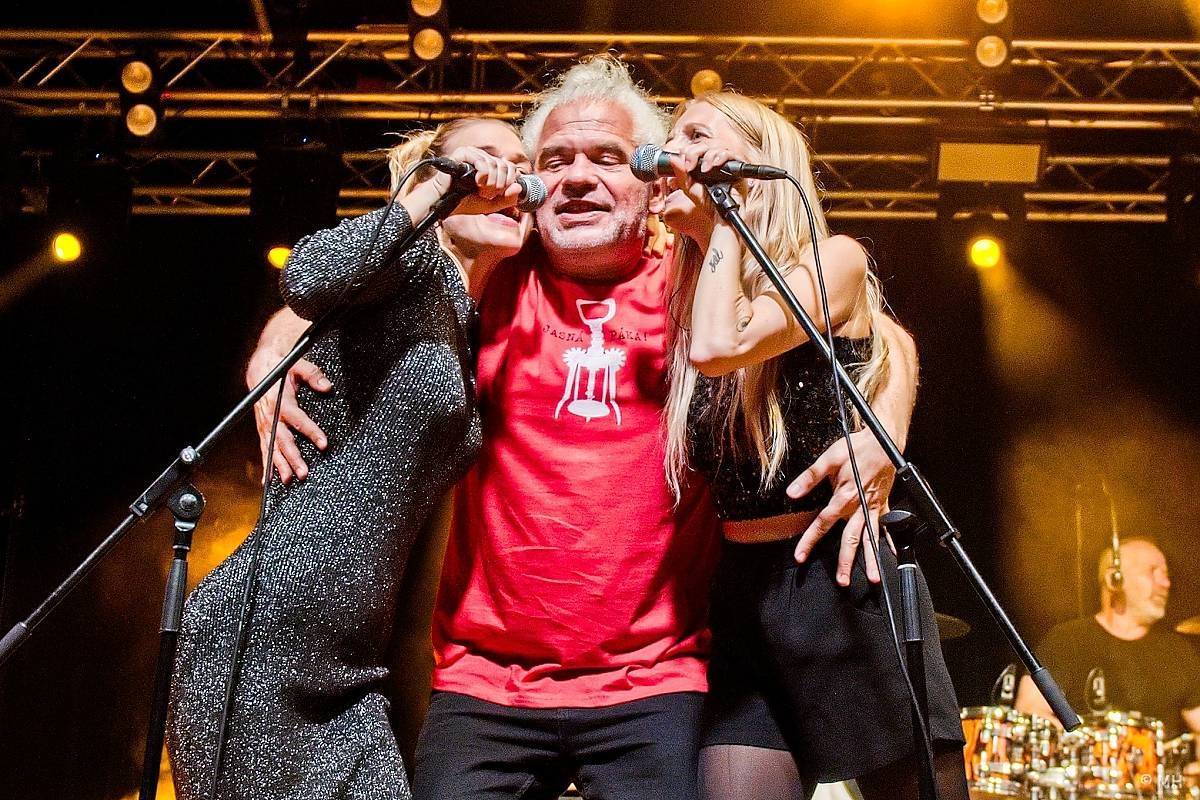 Na co se těšit v březnu: Žebřík pozná své vítěze, Wohnout oslaví bohémských třicet a Katapult padesátiny. Do Prahy dorazí Florence + The Machine i Waltari