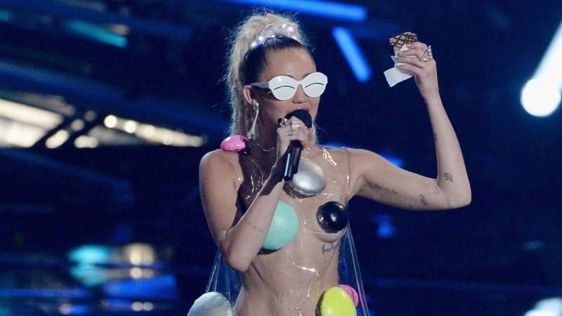 POST SCRIPTUM (20.): Miley Cyrus míří na Glastonbury a Český slavík (ne)komentuje Ortel