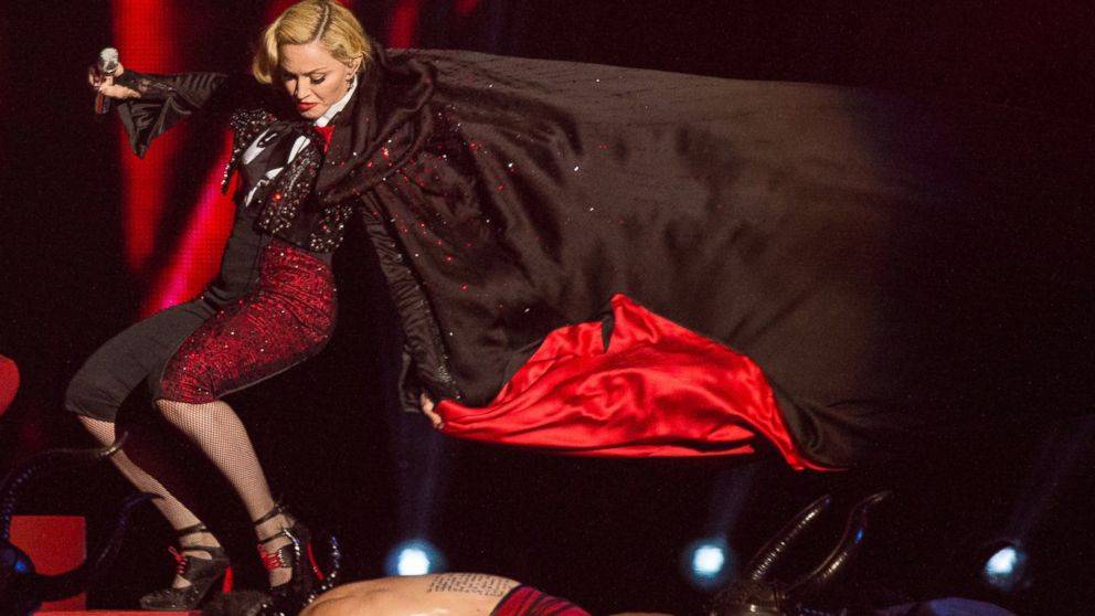 POST SCRIPTUM (26): Padající Madonna, znásilněný Drake, sabotující Kanye West - i takový byl rok 2015