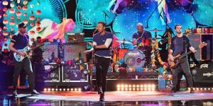 HITPARÁDY (33.): Super Bowl vystřelil Coldplay na vrchol britského žebříčku