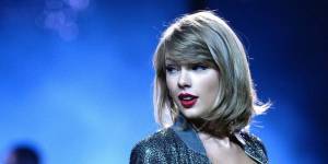 POST SCRIPTUM (55): Svět přihlíží veřejné popravě Taylor Swift rukou Kim Kardashian