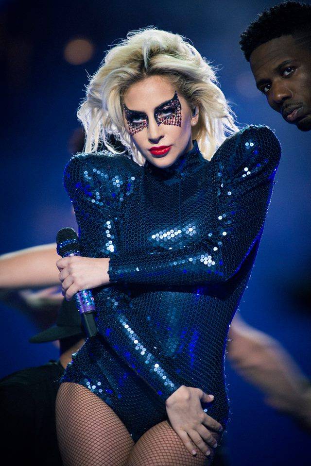 POST SCRIPTUM (77): Lady Gaga předvedla na Super Bowlu famózní show. Podle některých byla ale moc 