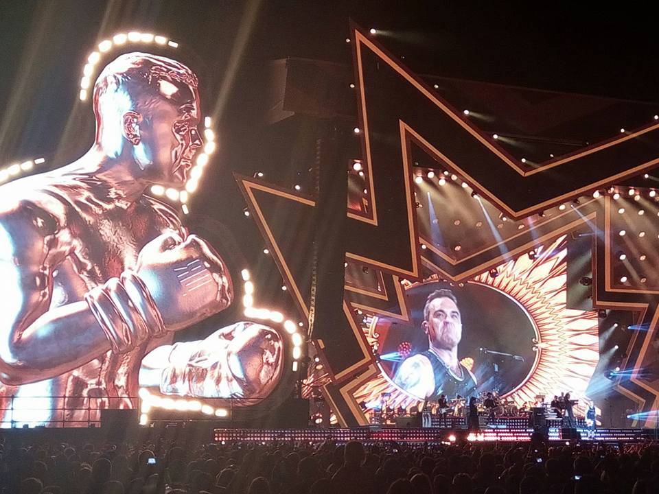 BLOG: Robbie Williams v Praze - Když se celoživotní zážitek ztratí na rozmazaných displejích telefonů