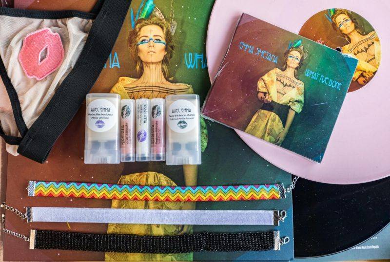 TOP 6 hudebního merchandise české scény: Originální nápady mají Barbora Poláková, Emma Smetana i Xindl X