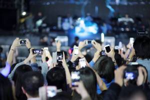 BLOG: Zákaz focení koncertů mobilem? Ano, nebo ne? Spíše ano, řekl bych...