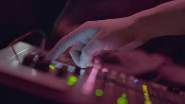 BLOG: Chtěli byste být bedňákem kapely? Tohle byste měli vědět, než do toho půjdete