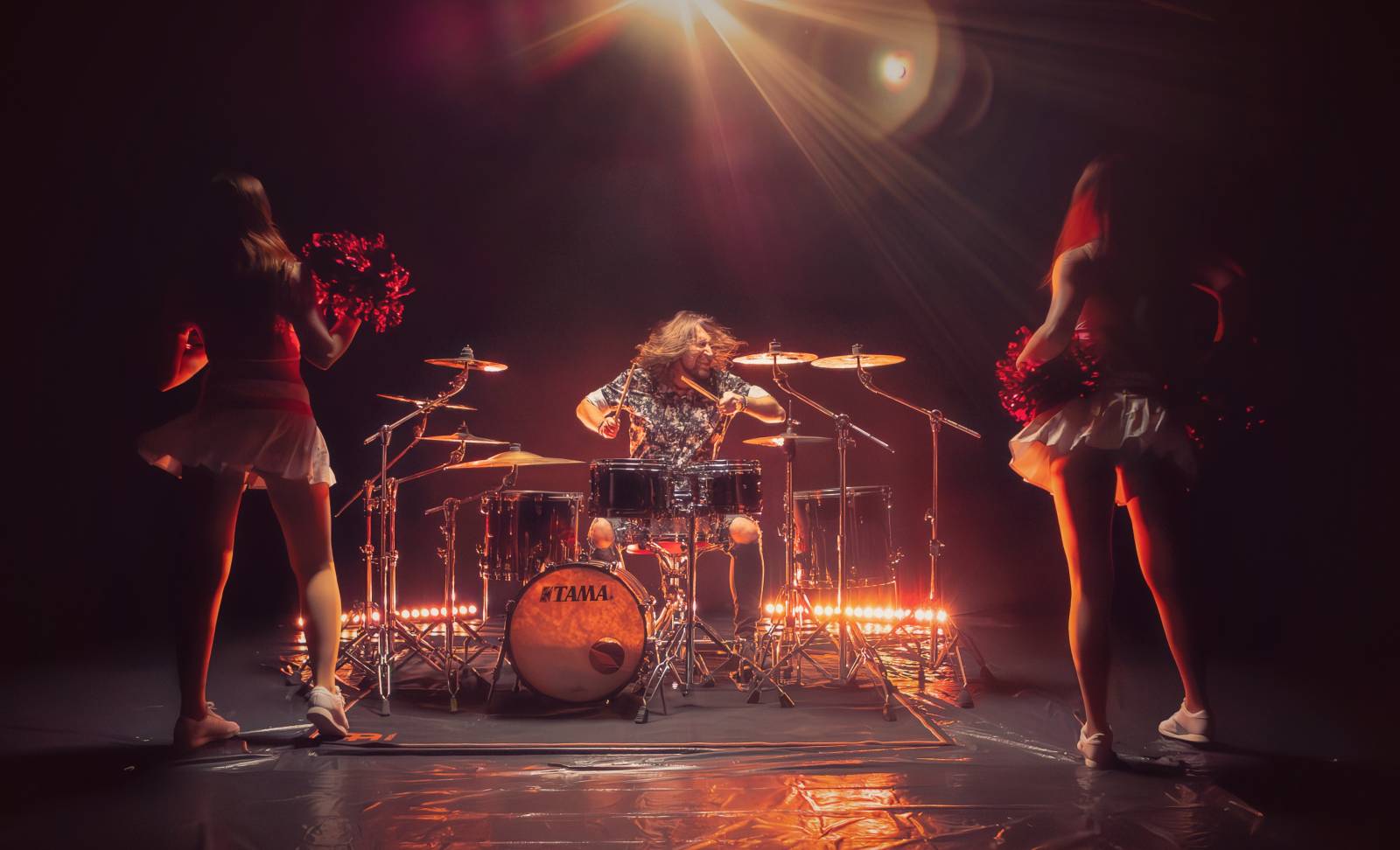 ROCK BLOG | Miloš Meier představuje další video projektu Drumming Syndrome, pozval si do něj roztleskávačky