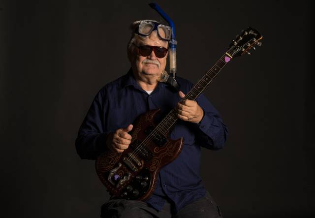 Bruce Hampton - kytarový osmý div světa. Zemřel na pódiu při oslavě svých sedmdesátin