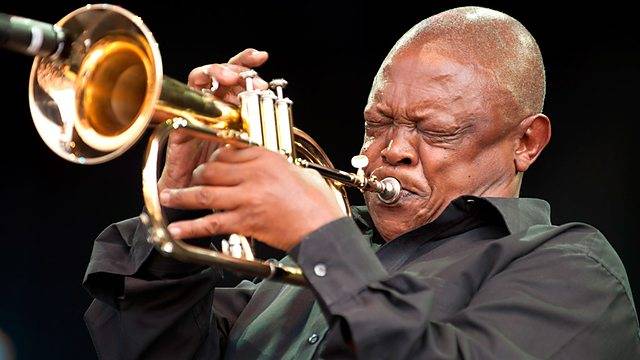 Hugh Masekela - prvotřídní trumpetista, který bojoval proti jihoafrickému režimu