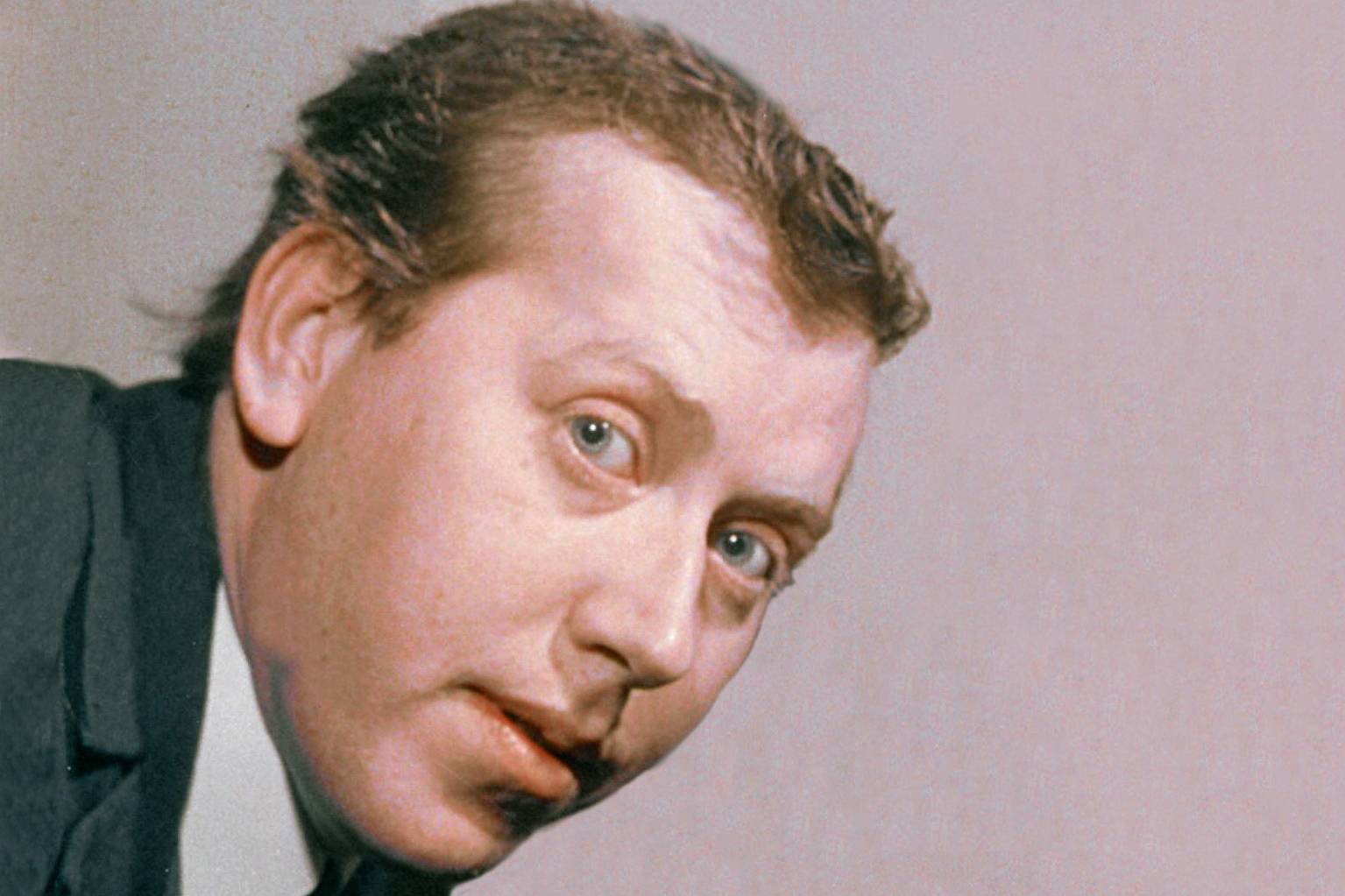 Jiří Grossmann - Herec a spoluautor humoristických povídek začínal jako muzikant. Zpíval a napsal mnoho textů