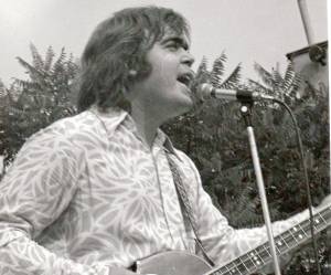 Jan Čarvaš - Dobrácký hromotluk působil téměř dvacet let v kapele Synkopy 61. Vedle hry na baskytaru zapadl jeho hlas do jejích vokálů