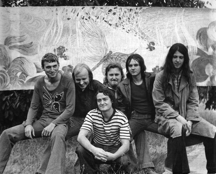 Ivan Sekyra - Se Slávkem Jandou stál u zrodu skupiny Abraxas, pro Projektil složil velký hit Zahrada ticha. Vedle hudby natáčel i dokumenty