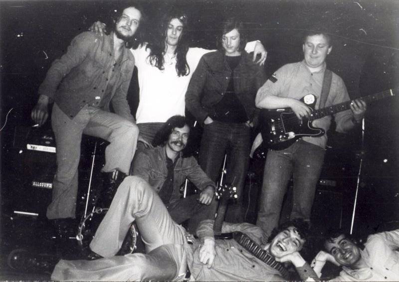 Ivan Sekyra - Se Slávkem Jandou stál u zrodu skupiny Abraxas, pro Projektil složil velký hit Zahrada ticha. Vedle hudby natáčel i dokumenty