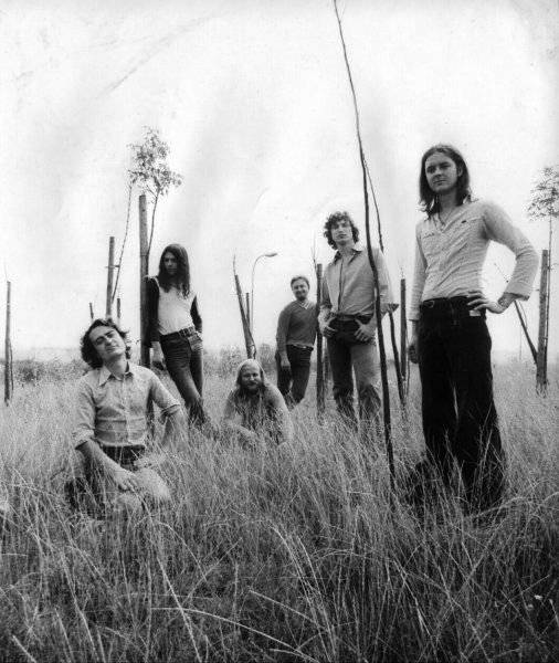 Ivan Sekyra - Se Slávkem Jandou stál u zrodu skupiny Abraxas, pro Projektil složil velký hit Zahrada ticha. Vedle hudby natáčel i dokumenty