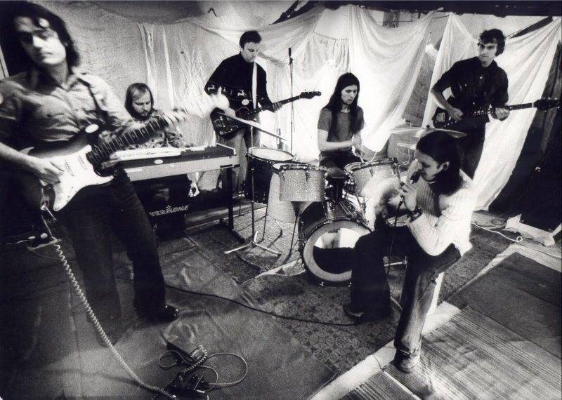 Ivan Sekyra - Se Slávkem Jandou stál u zrodu skupiny Abraxas, pro Projektil složil velký hit Zahrada ticha. Vedle hudby natáčel i dokumenty