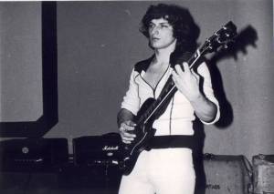 Ivan Sekyra - Se Slávkem Jandou stál u zrodu skupiny Abraxas, pro Projektil složil velký hit Zahrada ticha. Vedle hudby natáčel i dokumenty