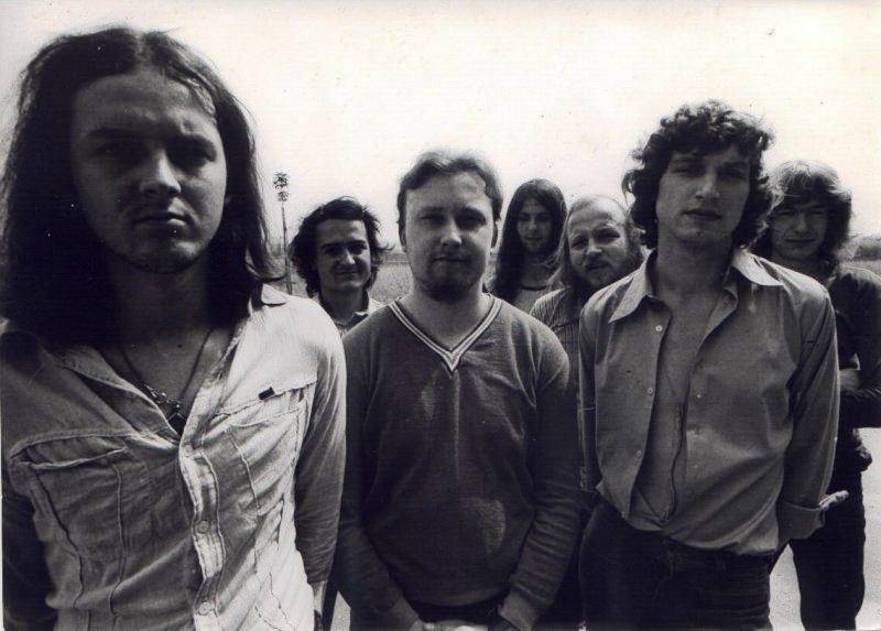 Ivan Sekyra - Se Slávkem Jandou stál u zrodu skupiny Abraxas, pro Projektil složil velký hit Zahrada ticha. Vedle hudby natáčel i dokumenty