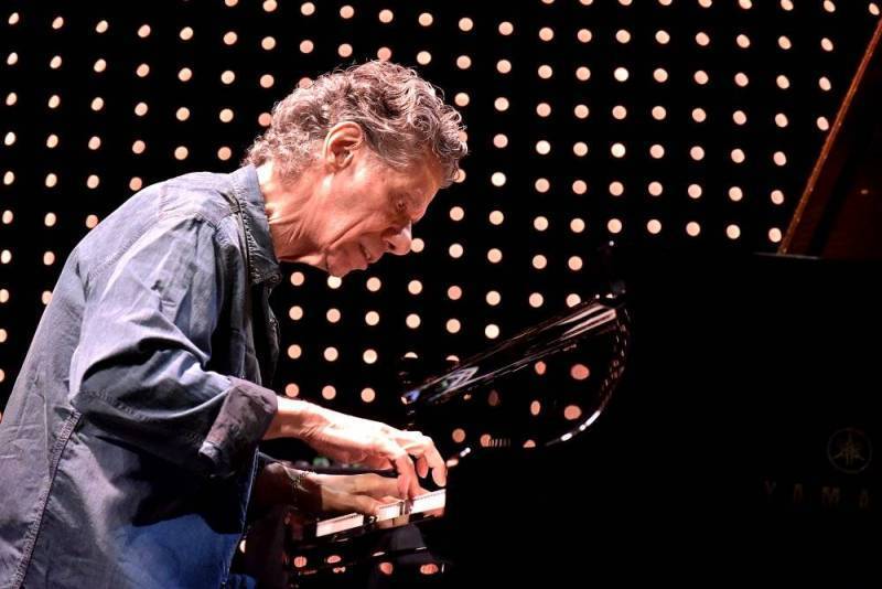 Chick Corea - Jazzový klavírista nahrával i s Miroslavem Vitoušem a vystupoval v Česku, byl čtvrtým nejčastěji nominovaným umělcem v historii Grammy