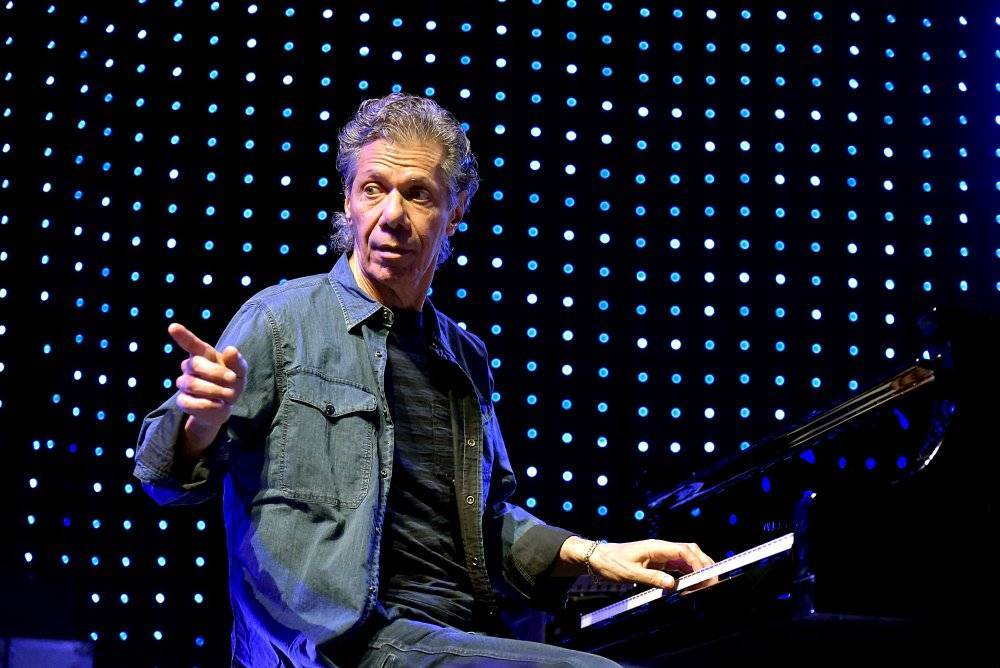 Chick Corea - Jazzový klavírista nahrával i s Miroslavem Vitoušem a vystupoval v Česku, byl čtvrtým nejčastěji nominovaným umělcem v historii Grammy