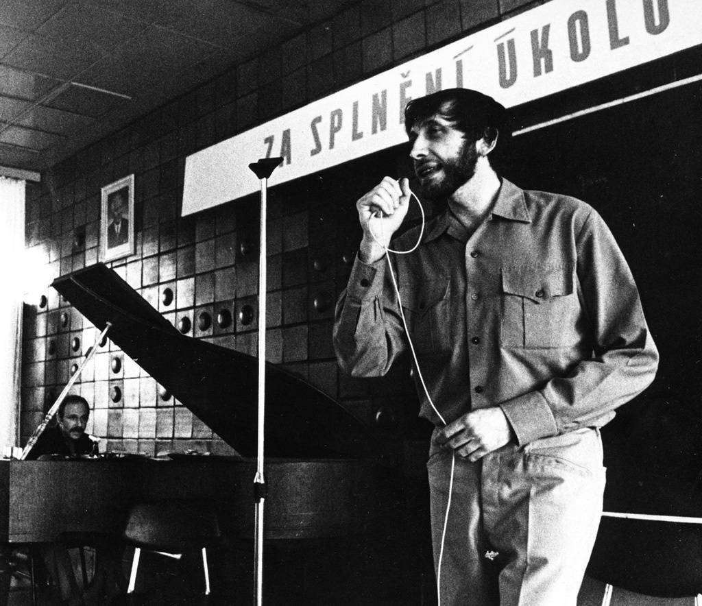 Jan Vodňanský - Humorista, básník a zpěvák tvořil s Petrem Skoumalem. Některé jejich písně jako Jak mi dupou králíci zlidověly