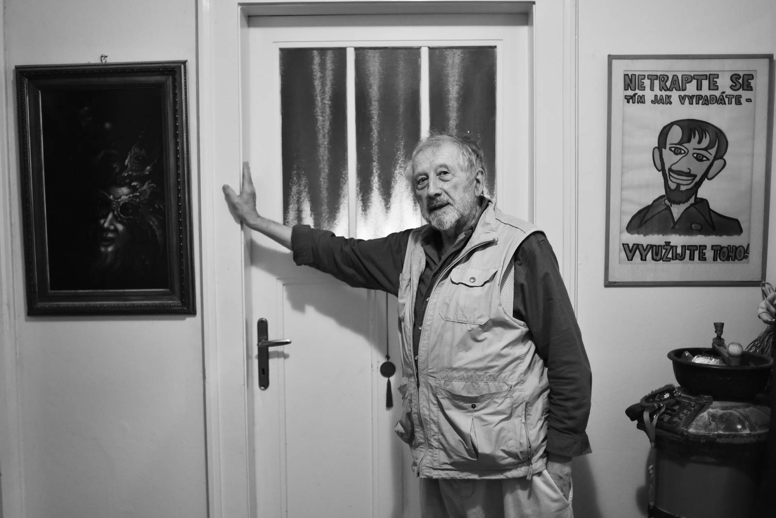 Jan Vodňanský - Humorista, básník a zpěvák tvořil s Petrem Skoumalem. Některé jejich písně jako Jak mi dupou králíci zlidověly