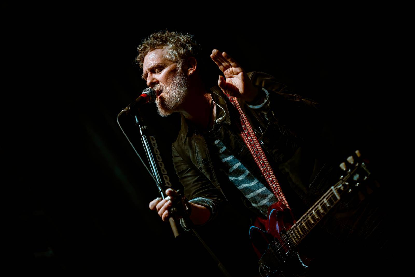 Glen Hansard - Irský muzikant byl autentický ve společnosti světových hvězd i při hraní v ulicích Valašského Meziříčí