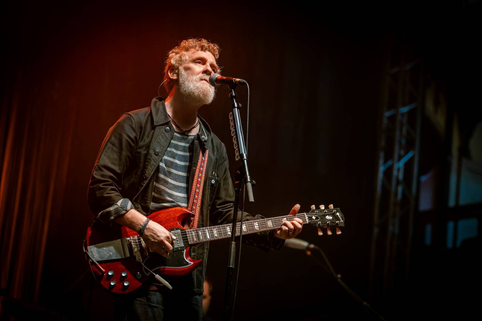 Glen Hansard - Irský muzikant byl autentický ve společnosti světových hvězd i při hraní v ulicích Valašského Meziříčí