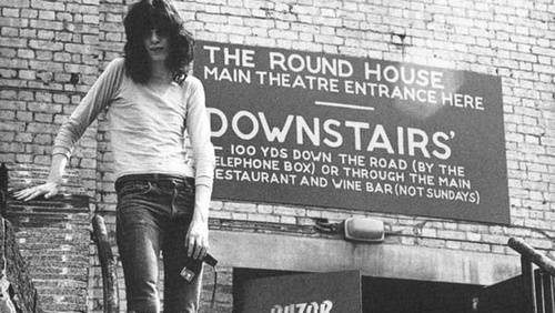 SMRT SI ŘÍKÁ ROCK'N'ROLL: Joey Ramone (41.)