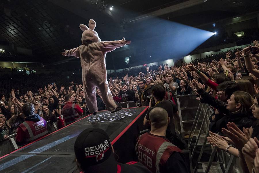 Tragédie na festivalu: Akrobat spadl z třiceti metrů a zemřel před zraky desetitisíců lidí. Poté hráli Green Day