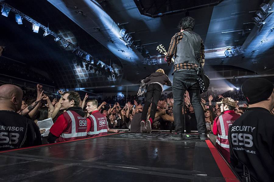 Tragédie na festivalu: Akrobat spadl z třiceti metrů a zemřel před zraky desetitisíců lidí. Poté hráli Green Day