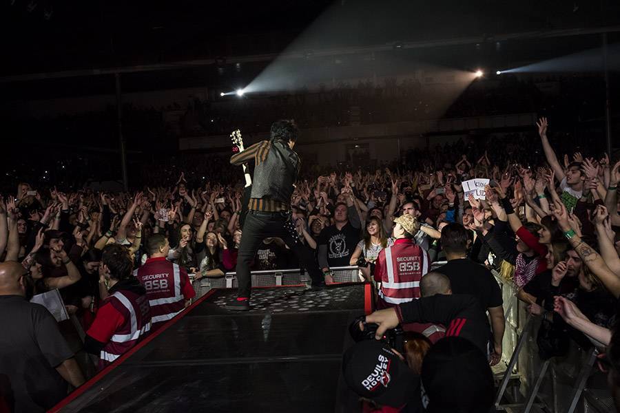 Tragédie na festivalu: Akrobat spadl z třiceti metrů a zemřel před zraky desetitisíců lidí. Poté hráli Green Day