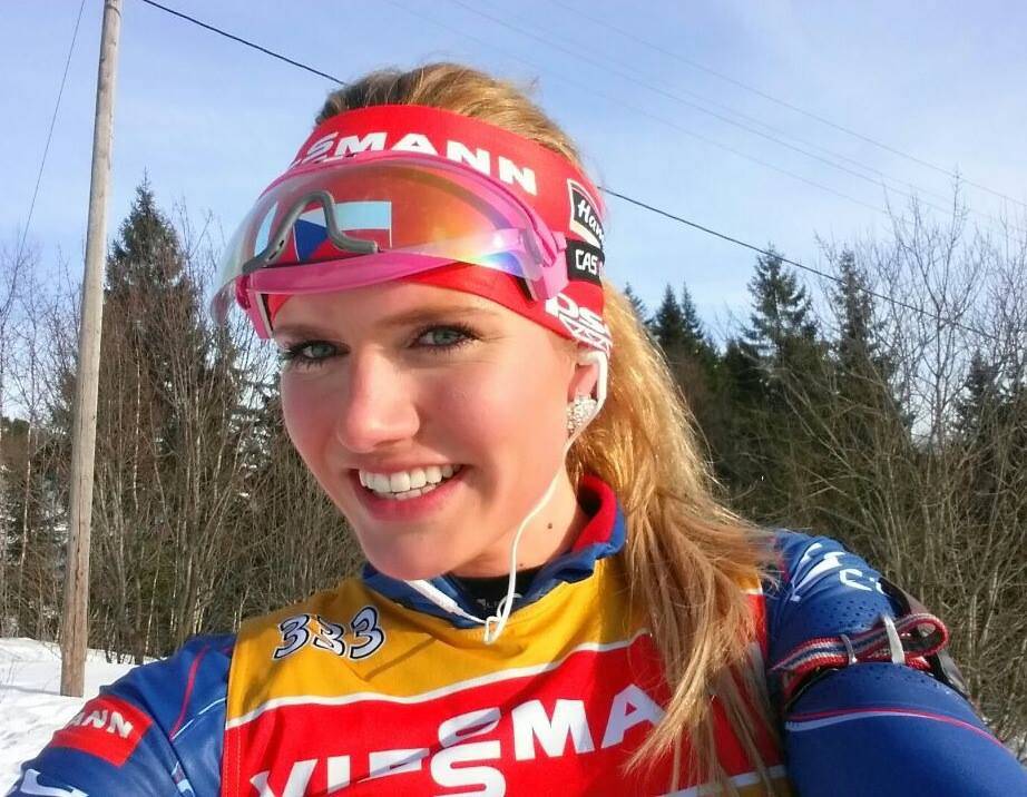 VIDEO: Kdyby Gabriela Soukalová střílela jako zpívá, žádný terč by nevybílila