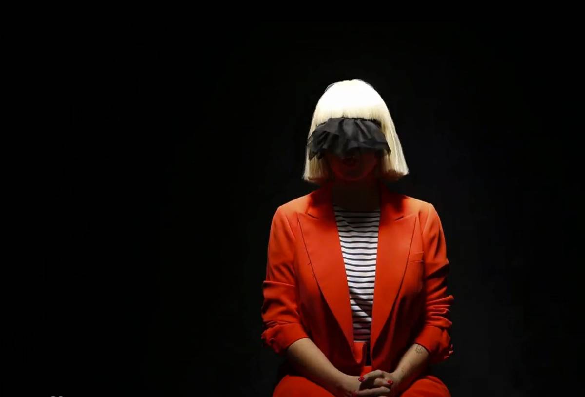 VIDEO: Sia v Alive stále dýchá a má řadu dvojnic