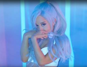 VIDEO: Ariana Grande je ve Focus vyumělkovanou panenkou