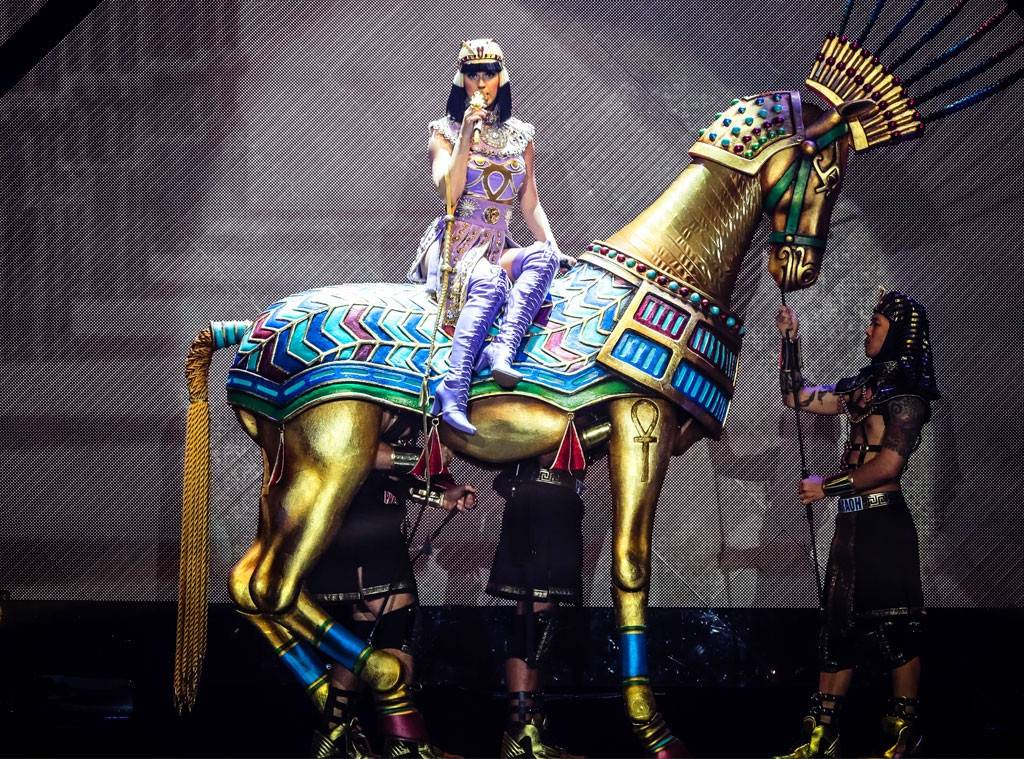 VIDEO: Katy Perry vydala koncertní film. Jak zazpívala hit Dark Horse naživo?