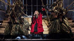 VIDEO: Madonna se v Paříži vydala zpívat mezi lidi. Došlo na Lennonovu Imagine i Like A Prayer