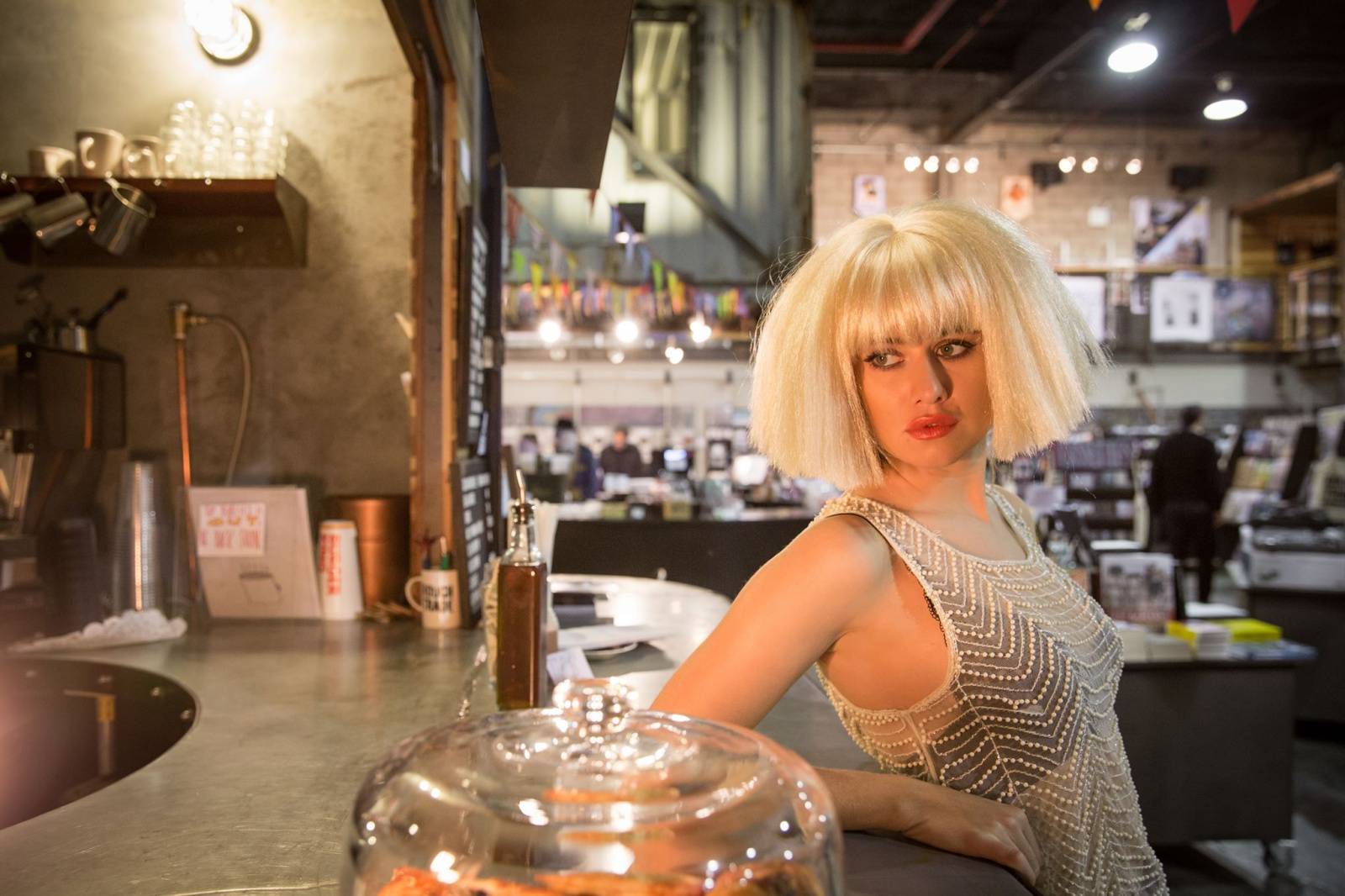 VIDEO: Emma Smetana a skvělý pop v dekadentních kulisách zámku