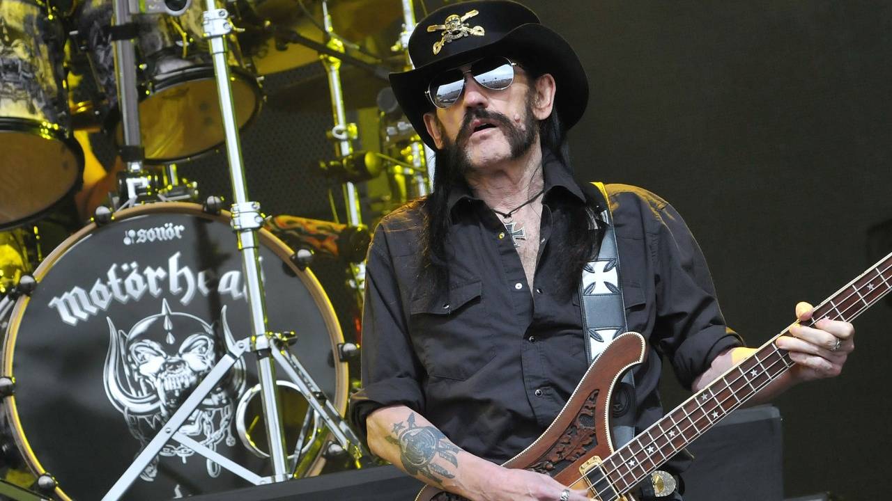 Pohřeb Lemmyho Kilmistera vysílal v přímém přenosu YouTube, Dave Grohl neudržel slzy