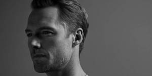 VIDEO: Ronan Keating v roli pouličního muzikanta bojuje hudbou proti rakovině