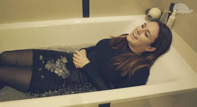 VIDEO: Ewa Farna si lehla do vany plné ledu a zapěla hit Hello od Adele