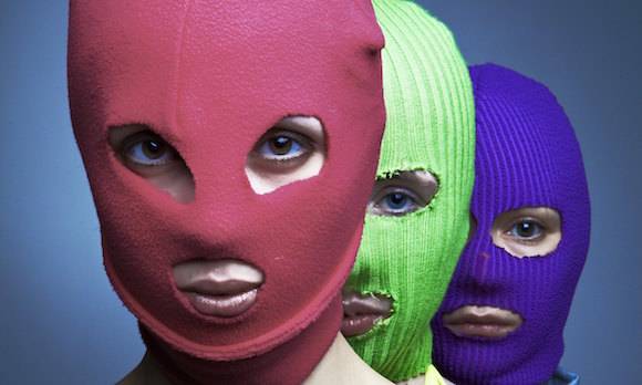 VIDEO: Pussy Riot, oblíbenkyně Miloše Zemana, si v novém klipu utahují z diktatury