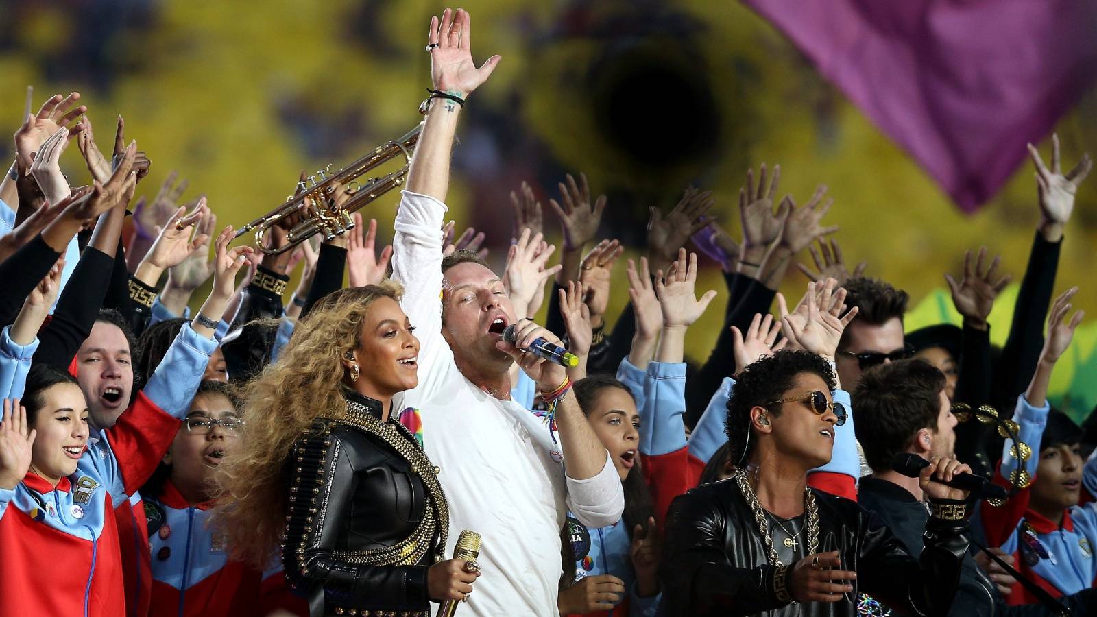 VIDEO: Na Super Bowlu vystoupili Coldplay, Bruno Mars i Beyoncé. Lady Gaga oslnila americkou hymnou
