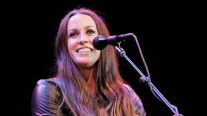 VIDEO: Alanis Morissette v novém klipu odhaluje, že je podruhé těhotná